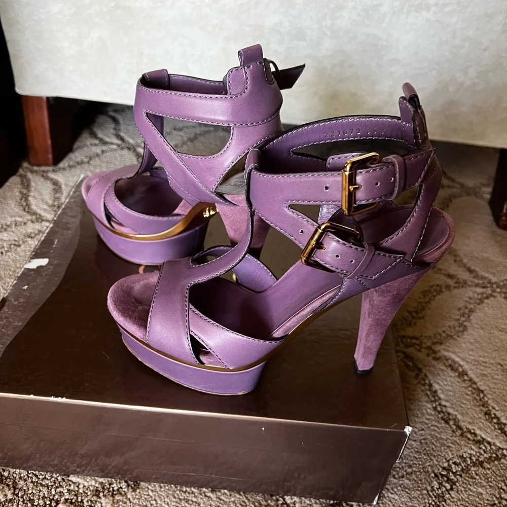 GUCCI " IMAN " Runway Purple Leather T Strap Double Buckle Sandals 37.5 Preowed - Picture 2 of 12